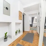 Two Separate Bedrooms,10 Min Walk To The City Center By Homeclick
