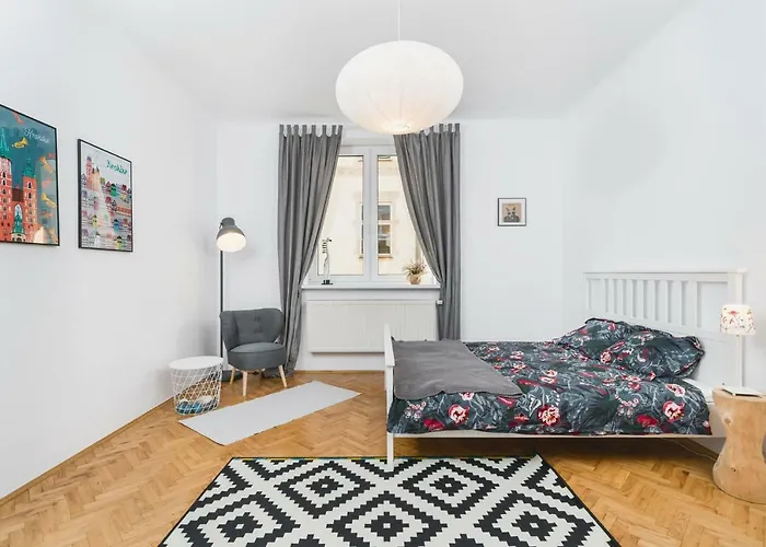 Two Separate Bedrooms,10 Min Walk To The City Center By Homeclick