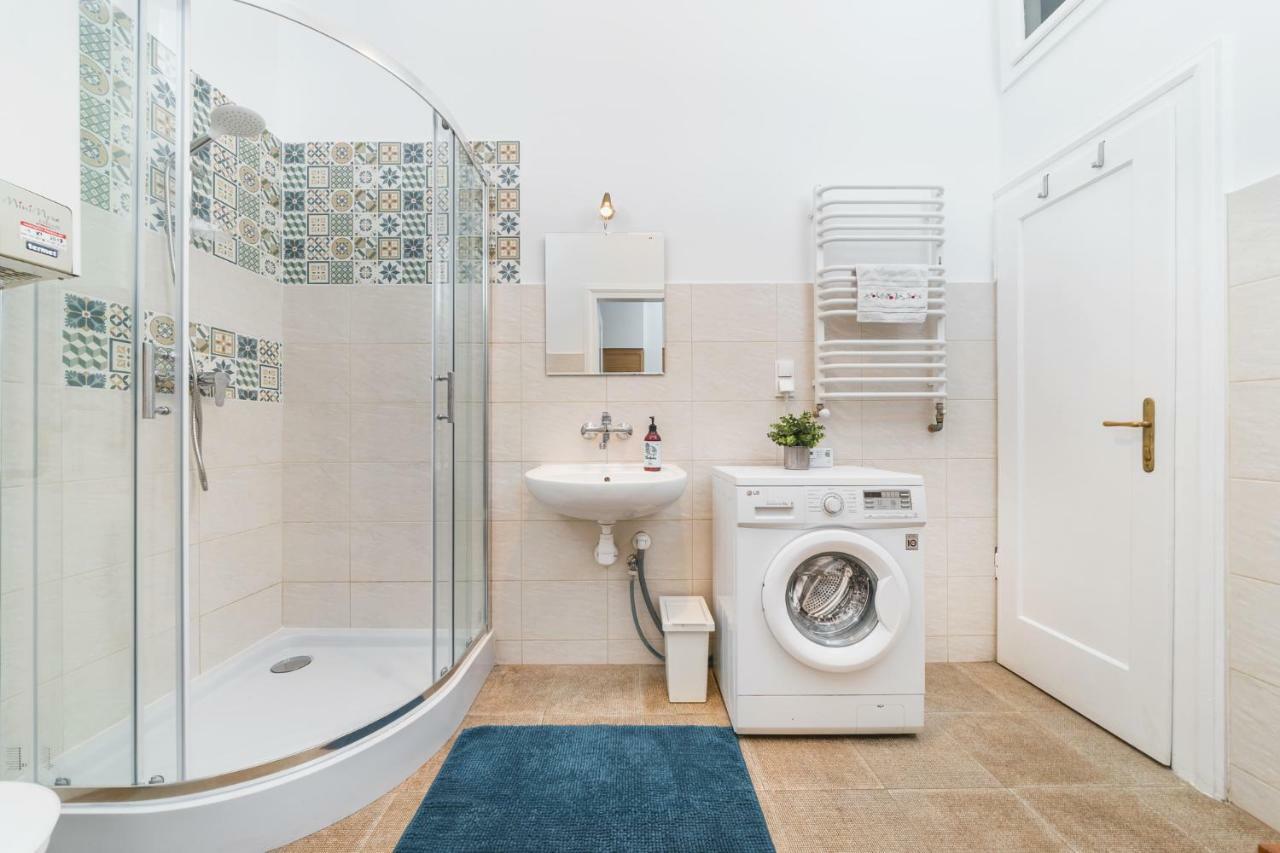 Two Separate Bedrooms,10 Min Walk To The Center By Homeclick Apartment *