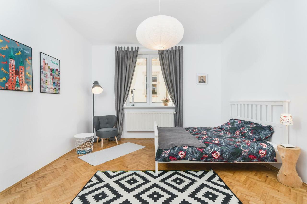 Two Separate Bedrooms,10 Min Walk To The Center By Homeclick *